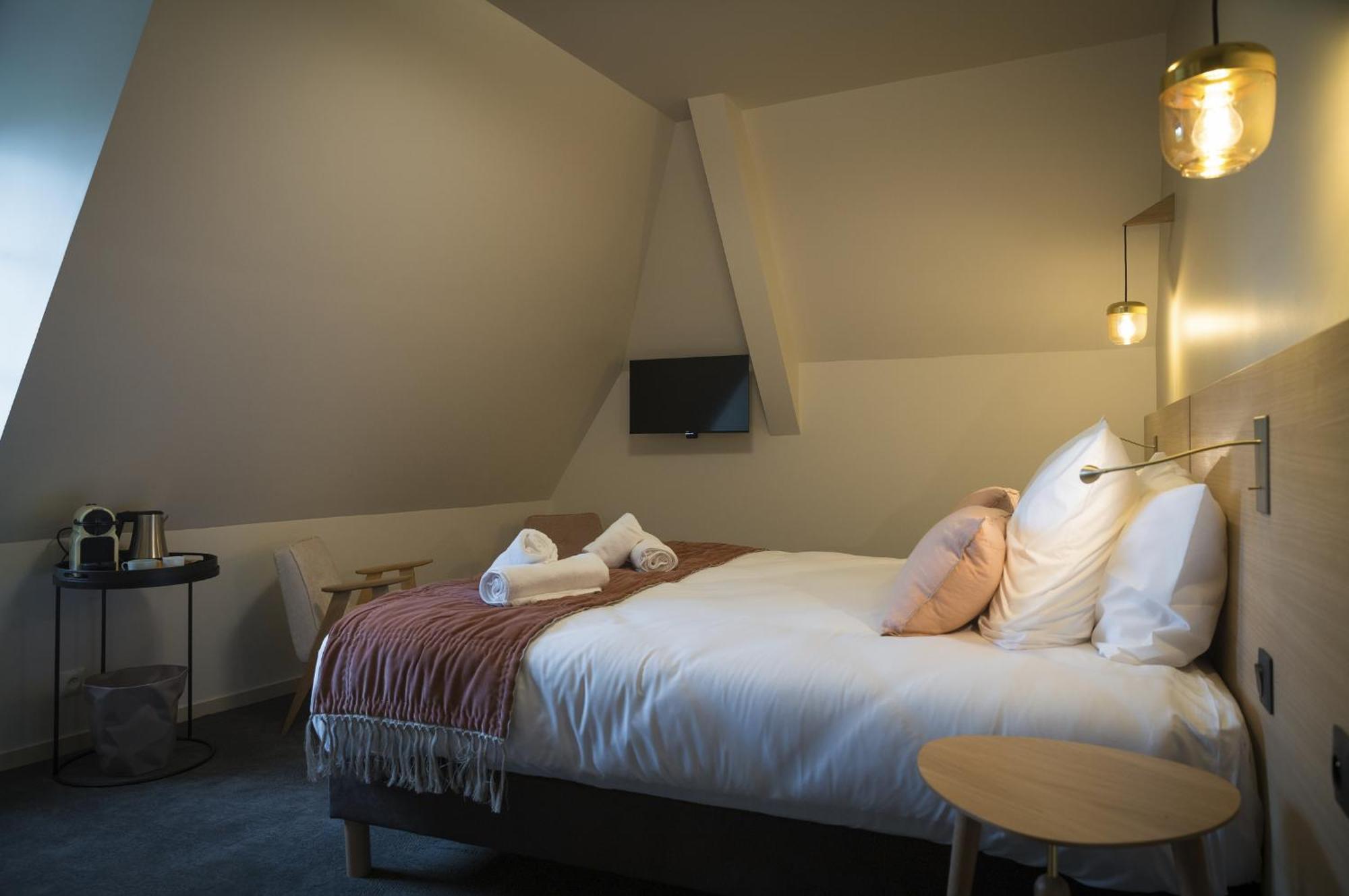 Hotel Domaine De L'Ecorcerie Fontaine-le-Comte Zewnętrze zdjęcie
