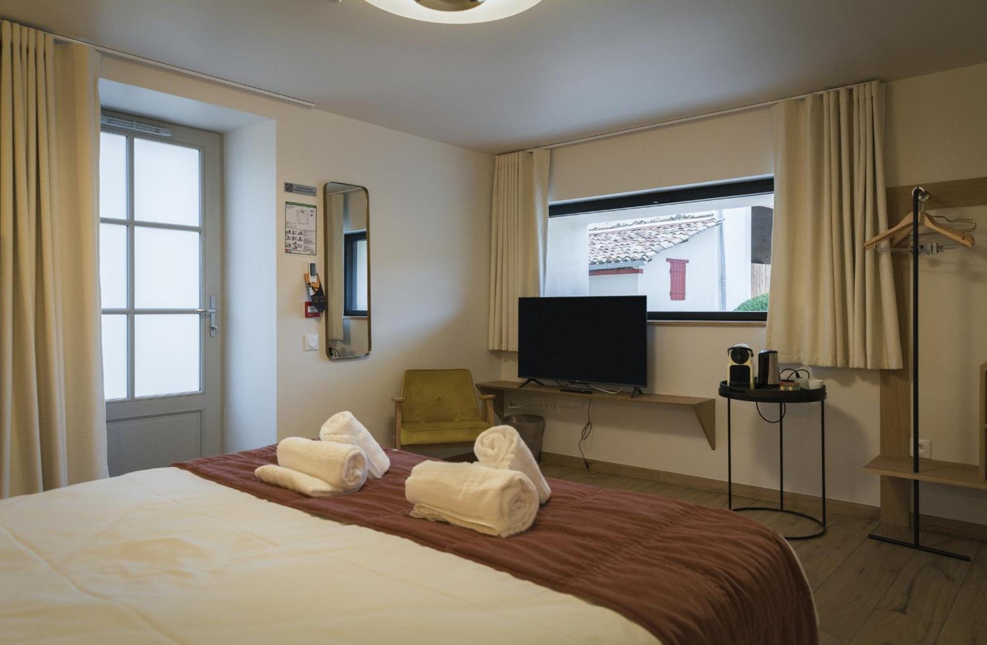 Hotel Domaine De L'Ecorcerie Fontaine-le-Comte Zewnętrze zdjęcie